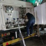 Workers loading a gas truck.© Foto : Antolín Rivera.