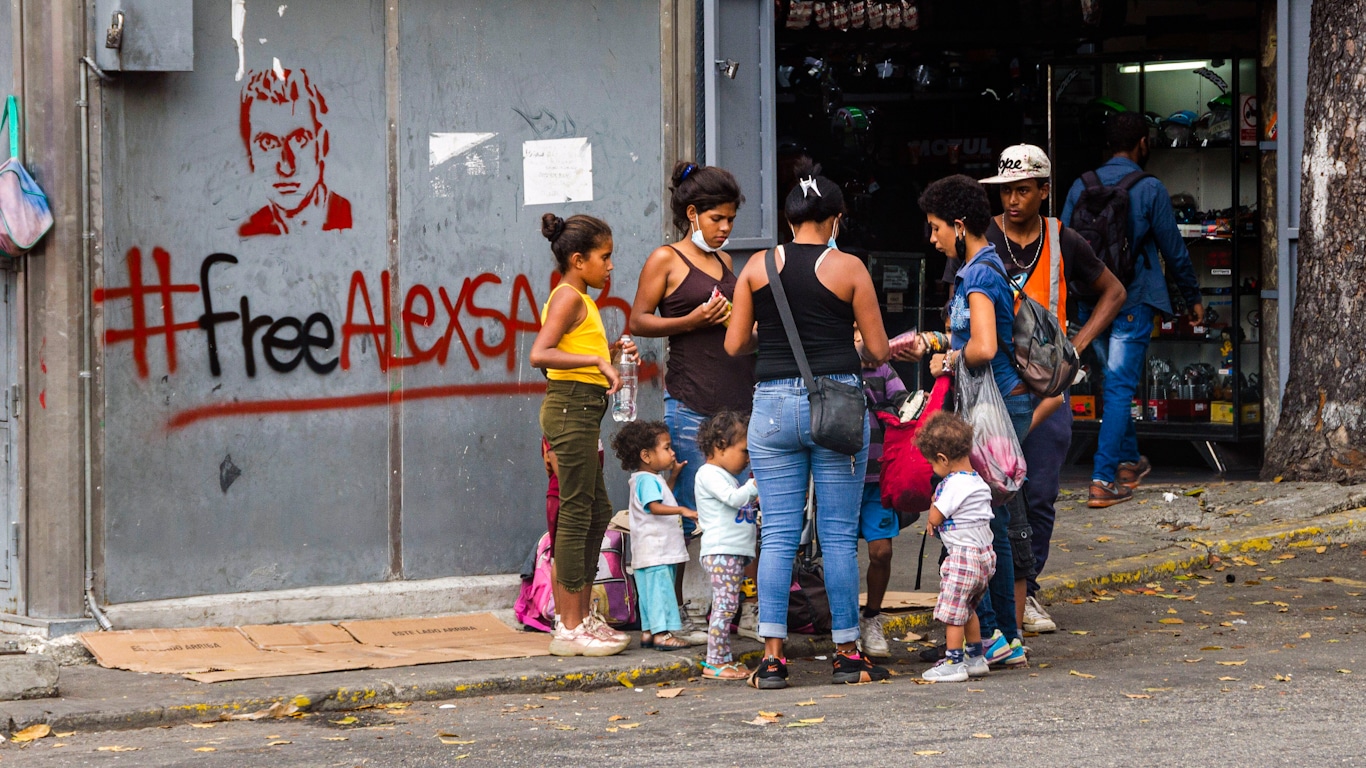 Graffiti near a shop in Caracas calling for the release of Alex Saab, with the hashtag #Freealexsaab. Photo: Alamy