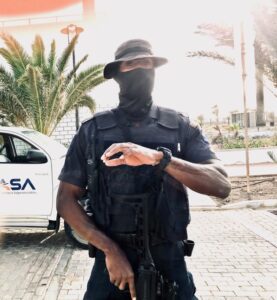 Heavily armed policeman in Cape Verde forbidden the access to Alex Saab place of detention. Photo courtesy of the International #FreeAlexSaab Solidarity Committee).