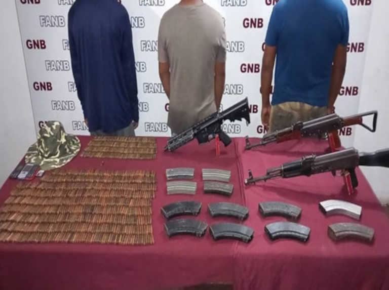 Three men carrying three guns and more than 800 bullets were arrested in Delta Amacuro and handed over to the Public Ministry for required procedure.