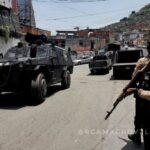 Featured image: Armored vehicle advancing in the narrow streets of La Vega (Caracas) during a police deployment to neutralize El Coqui gang. Photo courtesy of RedRadioVE.