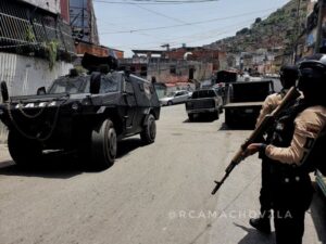 Featured image: Armored vehicle advancing in the narrow streets of La Vega (Caracas) during a police deployment to neutralize El Coqui gang. Photo courtesy of RedRadioVE.