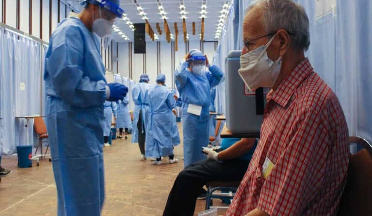 Senior Venezuelan about to be vaccinated against COVID-19 in the Alba Caracas Hotel. Photo courtesy of Ultimas Noticias.