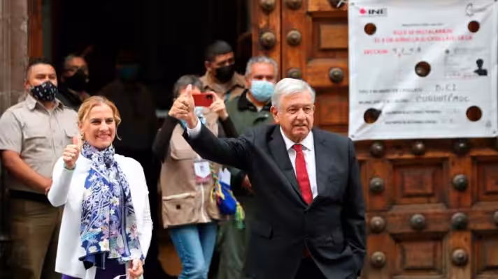 President Andrés Manuel López Obrador comes out of voting in Mexico's midterm elections. (Photo: EFE)