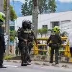 Civilians shoot at protesters next to the Colombian Police. (Photo: File)