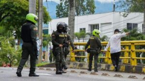 Civilians shoot at protesters next to the Colombian Police. (Photo: File)