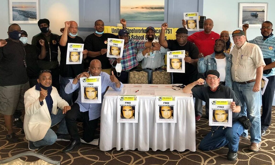 USW Local 8751 member showing support for the delegation and for Alex Saab. Photo courtesy of USW Local 8751.