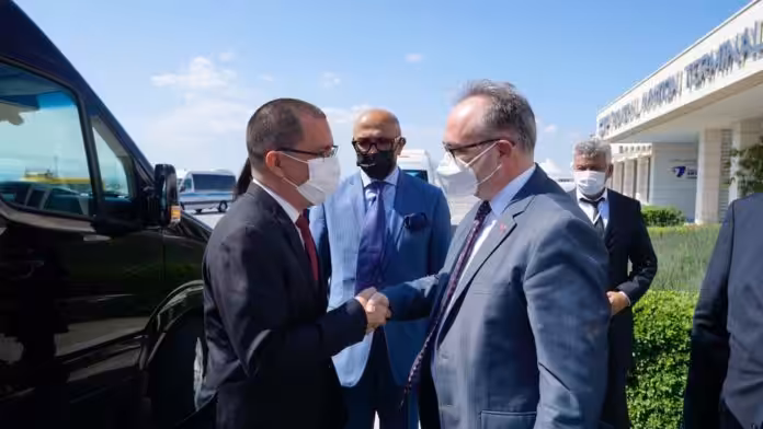 Venezuelan Foreign Affairs Minister, Jorge Arreaza being greeted by Turkish ambassador Deha Erpek upon his arrival to Turkey.