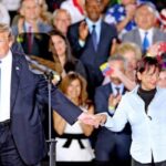 Aminta Pérez, mother of Oscar Pérez, with Donald Trump at an event in 2019 in the United States (Photo: Charles Trainor Jr. / Miami Herald)