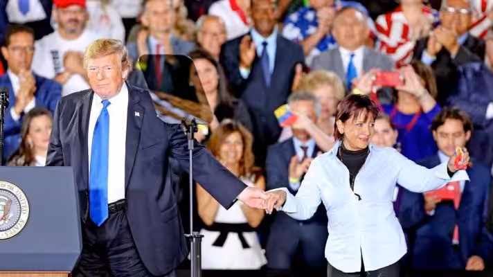 Aminta Pérez, mother of Oscar Pérez, with Donald Trump at an event in 2019 in the United States (Photo: Charles Trainor Jr. / Miami Herald)