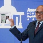 Jorge Rodriguez showing a slide with the WhatsApp chat between extreme right operator. Photo courtesy of @Asamble_Ven.