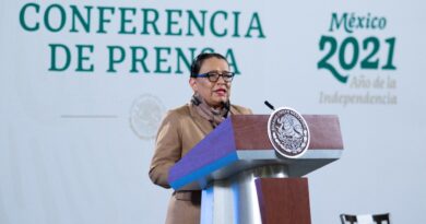 Mexican Secretary of Public Safety, Rosa Icela Rodríguez escorted by AMLO during a press conference. Photo Twitter / @rosaicela_ .