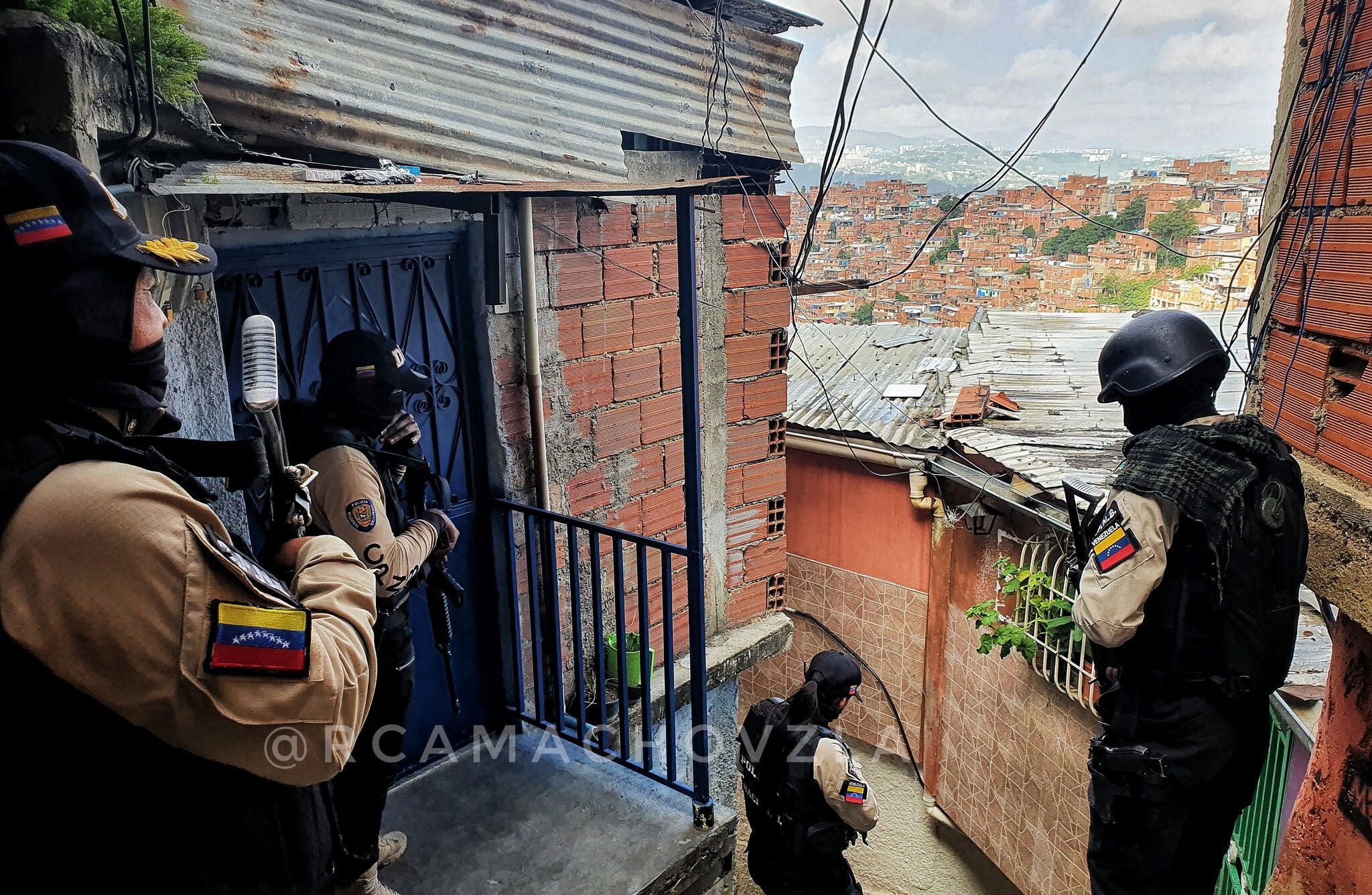 Operation Gran Cacique Guaicaipuro deployed in Petare (Caracas). Photo courtesy of Twitter / @RCamachoVzla