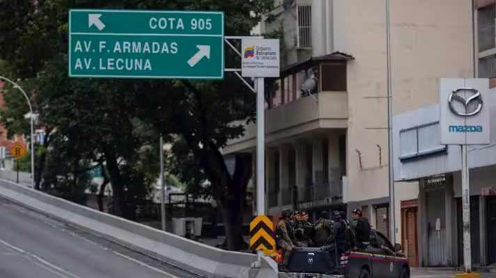 Officers of the Special Actions Forces (FAES) of the Bolivarian National Police (PNB) in a patrol at the entrance of the Cota 905 neighborhood, Caracas (Photo: Rayner Peña / EFE).