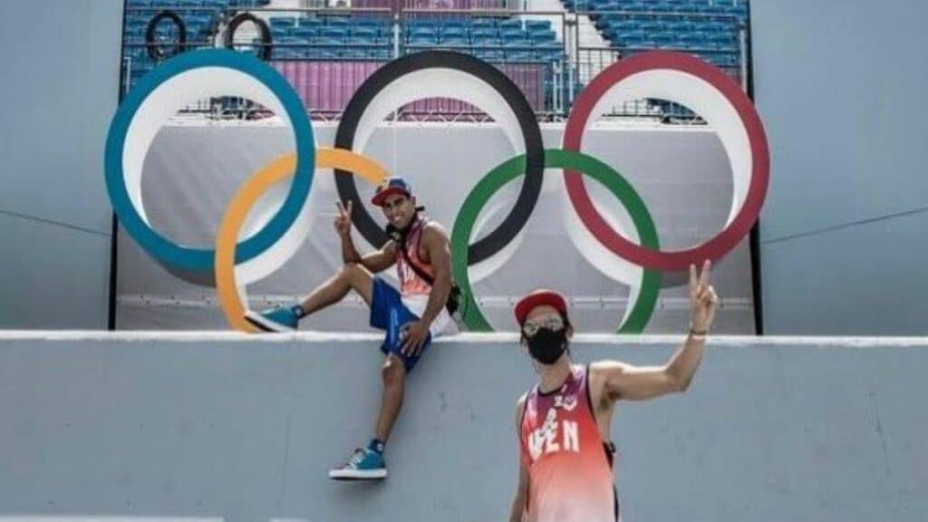 Daniel Dhers (below) and Eddy Alvierez (above) posing next to the Olympic rings. Photo courtesy of RedRadioVE.