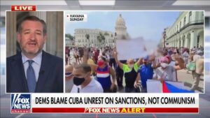 Featured image: Exact moment when Fox News presented a video of a demonstration in Cuba as a rally against the government when in reality it was a rally in favor of the Cuban Revolution and they blurred some posters in the video evidencing that fact. Screenshot of the video courtesy of Fox News.