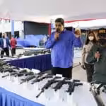 President Maduro showing part of the military arsenal seized after the police operation against the paramilitary gang of El Coqui. Photo Prensa Presidencial.