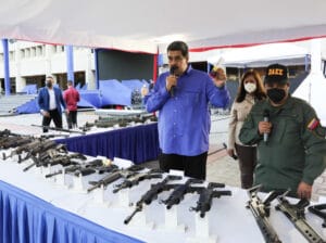 President Maduro showing part of the military arsenal seized after the police operation against the paramilitary gang of El Coqui. Photo Prensa Presidencial.