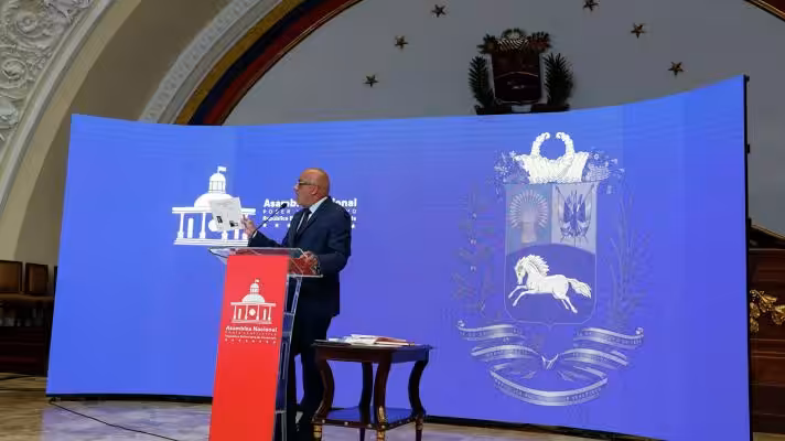 The president of the Venezuelan Parliament, Jorge Rodríguez, presents evidence of the connection between Popular Will and armed groups from Cota 905, El Valle and La Vega (Photo: Leonardo Fernández Viloria / Reuters)