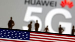 Image composition with Huawei 5G logo and the US flag. Photo courtesy of Blog Digital.