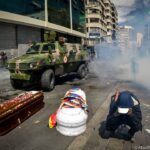 Repression in La Paz during the funeral service of victims of Jeanine Anez human rights violations in 2019. Photo courtesy of Twitter / @AbadMiranda .