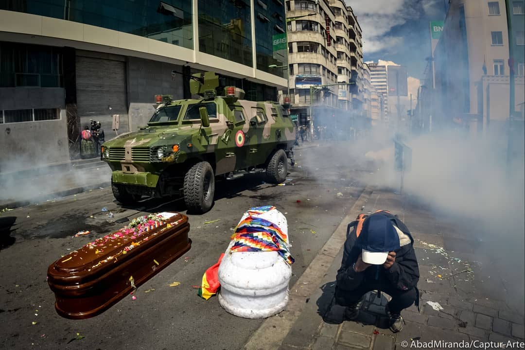 Repression in La Paz during the funeral service of victims of Jeanine Anez human rights violations in 2019. Photo courtesy of Twitter / @AbadMiranda .