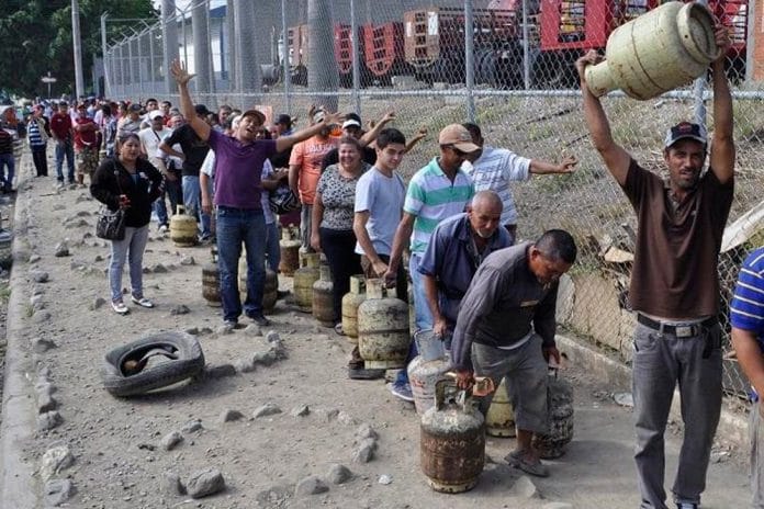 This 2018 photo showing long lines of humble Venezuelans waiting to refill their gas cylinders was one of the images used by Bocaranda to show the world his fascist and anti-Venezuelan nature. File photo.