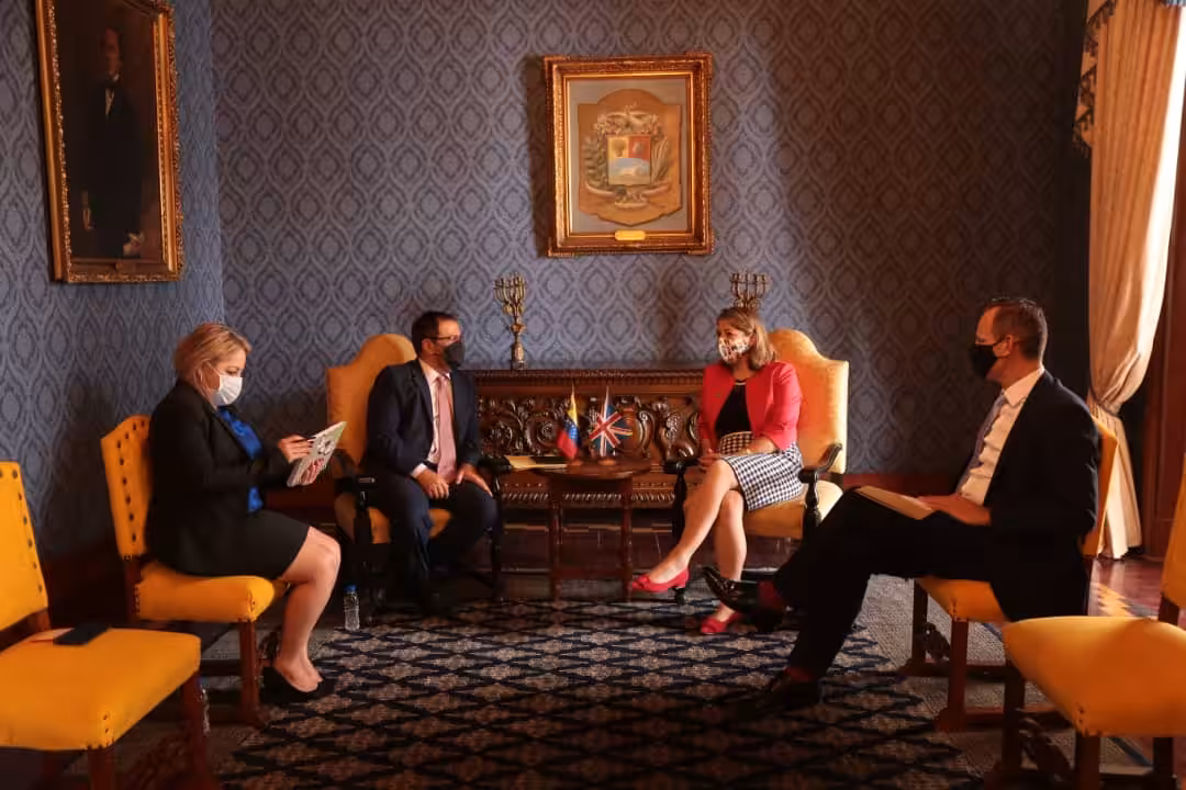 UK new diplomatic head of mission to Caracas, Rebecca Buckingham, appointed by the government of Boris Johnson to the government of Nicolas Maduro despite the fact that Johnson recently reiterated his recognition to the non-existent government of former deputy Guaido. The UK diplomat held a meeting with Venezuelan Deputy Minister for Foreign Affairs Yvan Gil.