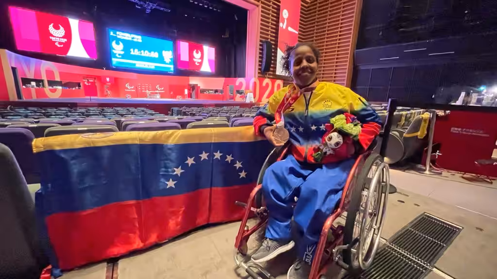 Clara Fuentes showing the first Paralympic Medal for Venezuela at Tokyo 2020. Photo courtesy of RedRadioVE.