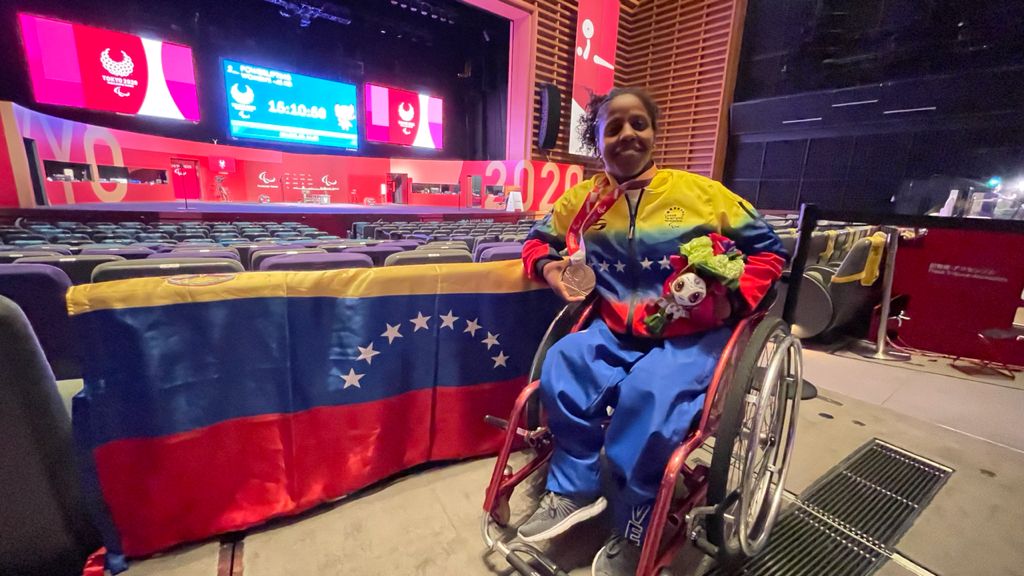 Clara Fuentes showing the first Paralympic Medal for Venezuela at Tokyo 2020. Photo courtesy of RedRadioVE.
