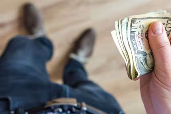 Person carrying US dollars. File photo courtesy of RedRadioVE.