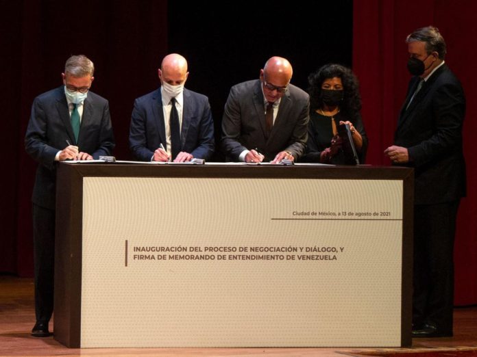 Norway, Venezuelan government, Oppossition Unitary Platform representatives signing the Memorandum launching a new round of national dialogue label as Mexico Talks. File photo.
