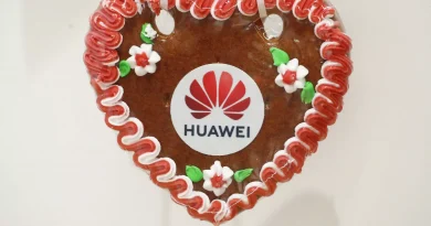 Huawei birthday cake. © REUTERS / WOLFGANG RATTAY