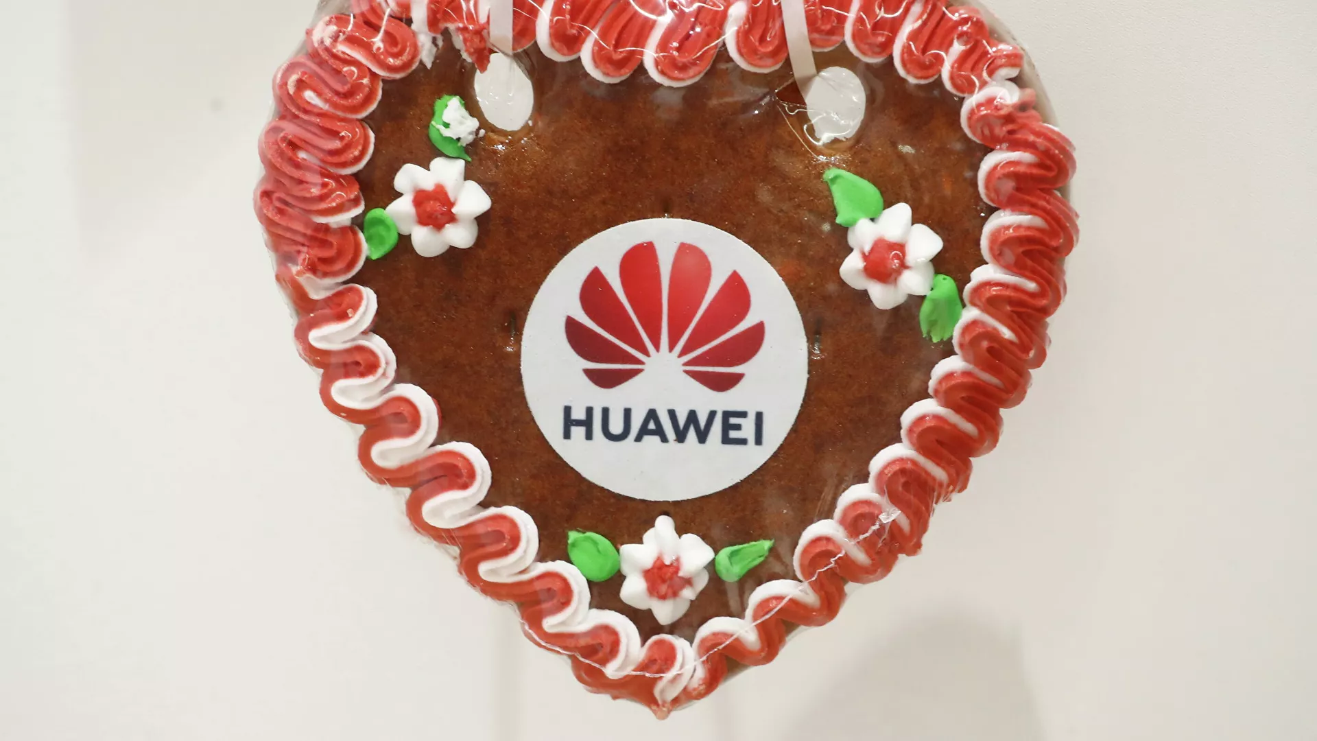 Huawei birthday cake. © REUTERS / WOLFGANG RATTAY
