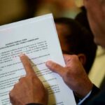 The head of the Venezuelan government delegation, Jorge Rodríguez, shows the document of the partial agreement for the social protection of the Venezuelan people (Photo: Pedro Pardo / AFP).
