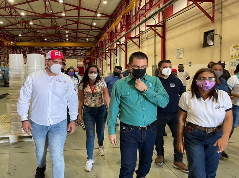 Venezuelan Minister of Production visiting a factory in Anzoategui state. Photo courtesy of Últimas Noticias.