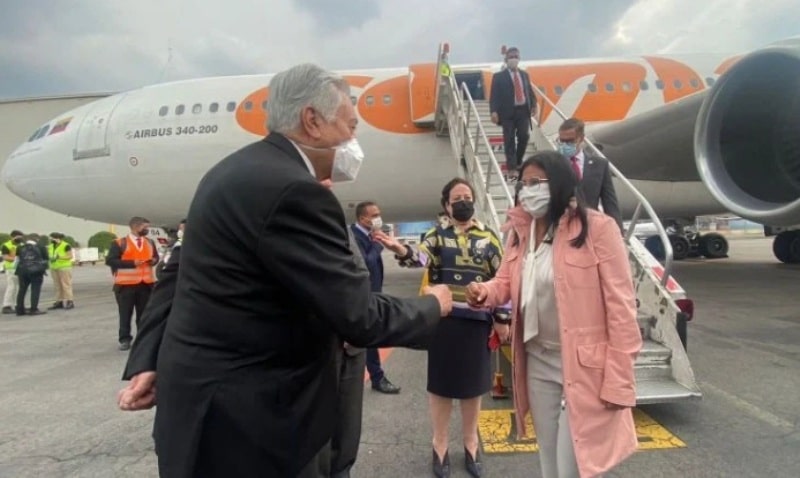 Venezuelan Vice President Delcy Rodriguez being greeted by Mexican protocol upon her arrival to the CELAC Summit. Photo courtesy of Twitter / @SRE_mx.