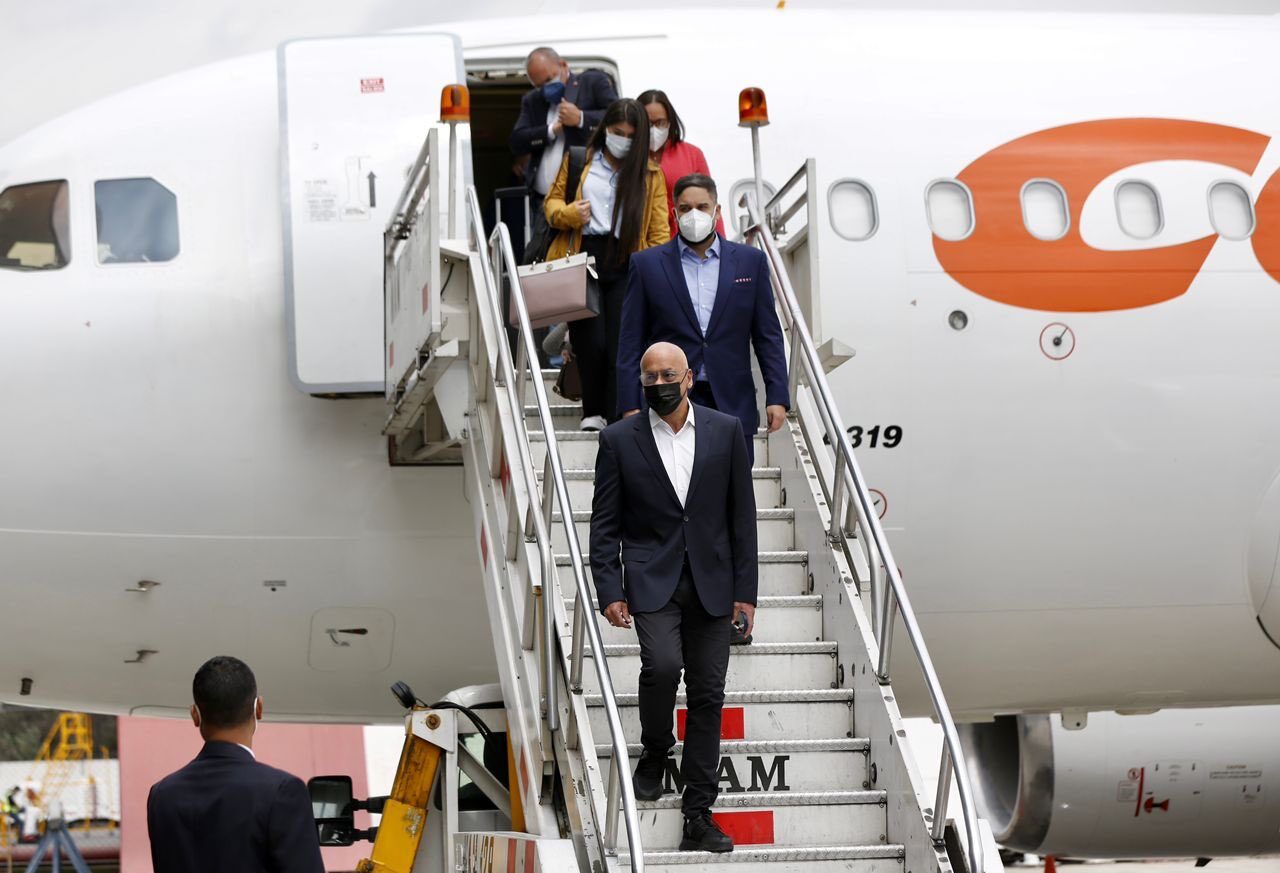 Venezuelan government delegation arriving to Mexico for participate in the second round of the Mexico Talks. Photo courtesy of Twitter / @jorgepsuv .