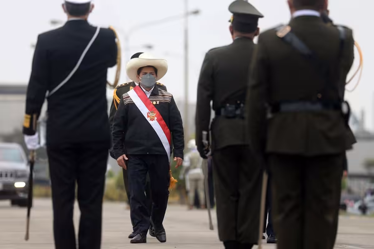 Peruvian President Pedro Castillo being saluted in a military ceremony. File photo courtesy of Twitter / @Agencia_Andina .