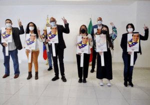 Jorge Rodriguez surrounded by the rest of the Venezuelan government delegation to the Mexico Talks, all holding an image of the Venezuelan diplomat Alex Saab who was kidnapped by the Cape Verdean government following an unsubstantiated extradition request from the United States. Photo courtesy of Twitter / @jorgepsuv.