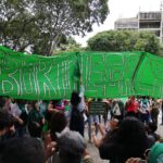 Banner reading "Legal Abortion Now". Photo courtesy of Twitter / @TatuyTV.