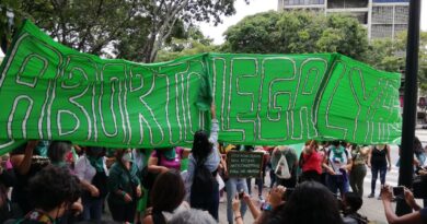 Banner reading "Legal Abortion Now". Photo courtesy of Twitter / @TatuyTV.