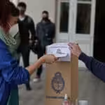 oman wearing a face mask casting her vote for Argentina's parliament primaries. Photo courtesy of RedRadioVE.