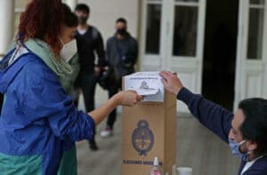oman wearing a face mask casting her vote for Argentina's parliament primaries. Photo courtesy of RedRadioVE.