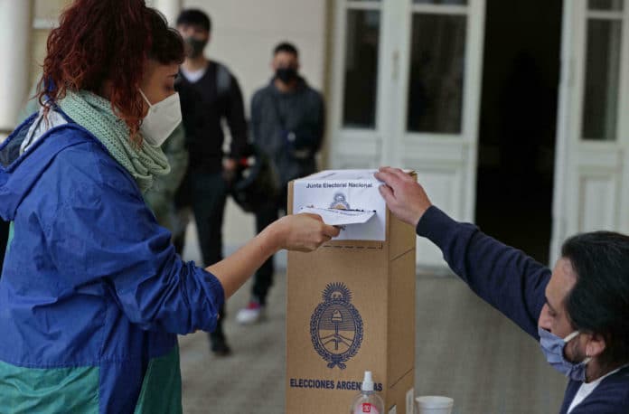 oman wearing a face mask casting her vote for Argentina's parliament primaries. Photo courtesy of RedRadioVE.