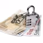 Photo composition: Some Euros bills "locked." Photo courtesy of RedRadioVE.