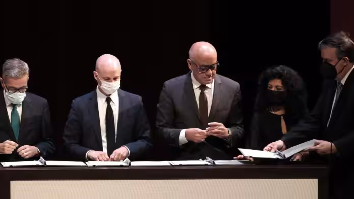 Venezuelan government, opposition, Mexico and Norway during the signing of the memorandum that formalize the initiation of the Mexico Talks. File photo.