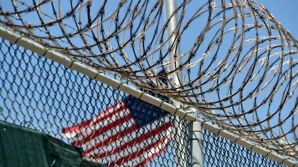 guantanamo-wire-us-flag