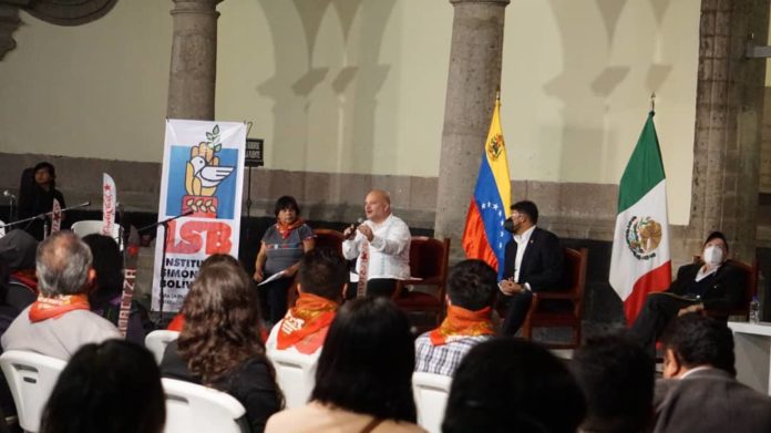 Rander Pena and Carlos Ron interacting with Mexican social movements in parallel to the 6th CELAC summit held in Mexico city. Photo courtesy of Twitter / @ISB_VE .