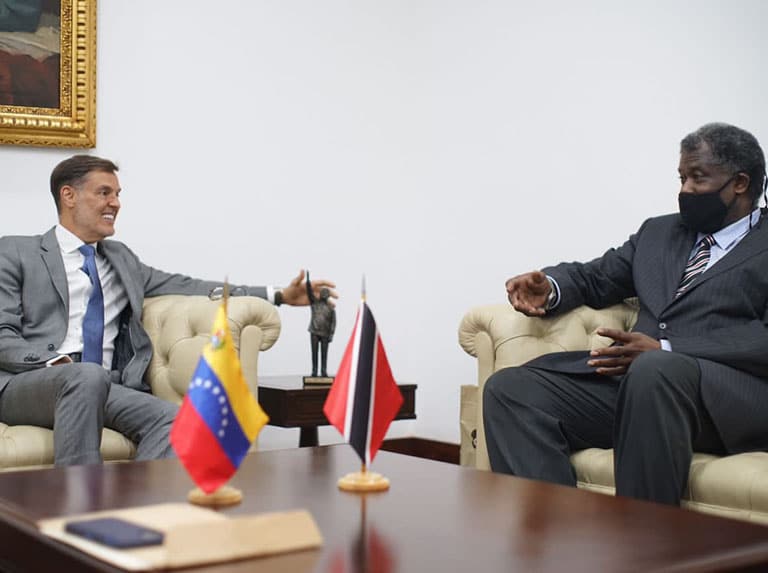 Venezuelan Minister of Foreign Affairs Felix Plasencia in a meeting with the ambassador of Trinidad and Tobago in Caracas Paul Byam. Photo courtesy of Twitter / @PlasenciaFelix.